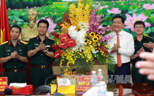 Bí thư Thành ủy Đinh La Thăng chúc mừng các đơn vị y tế đầu ngành 